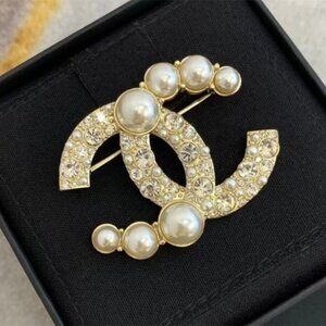 ✨💎CHANEL✨💎 Gold Pearl Rhinestone Brooch